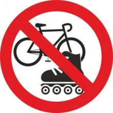 Знак безопасности Вход с велосипедами и роликами запрещен (плёнка,D150)
